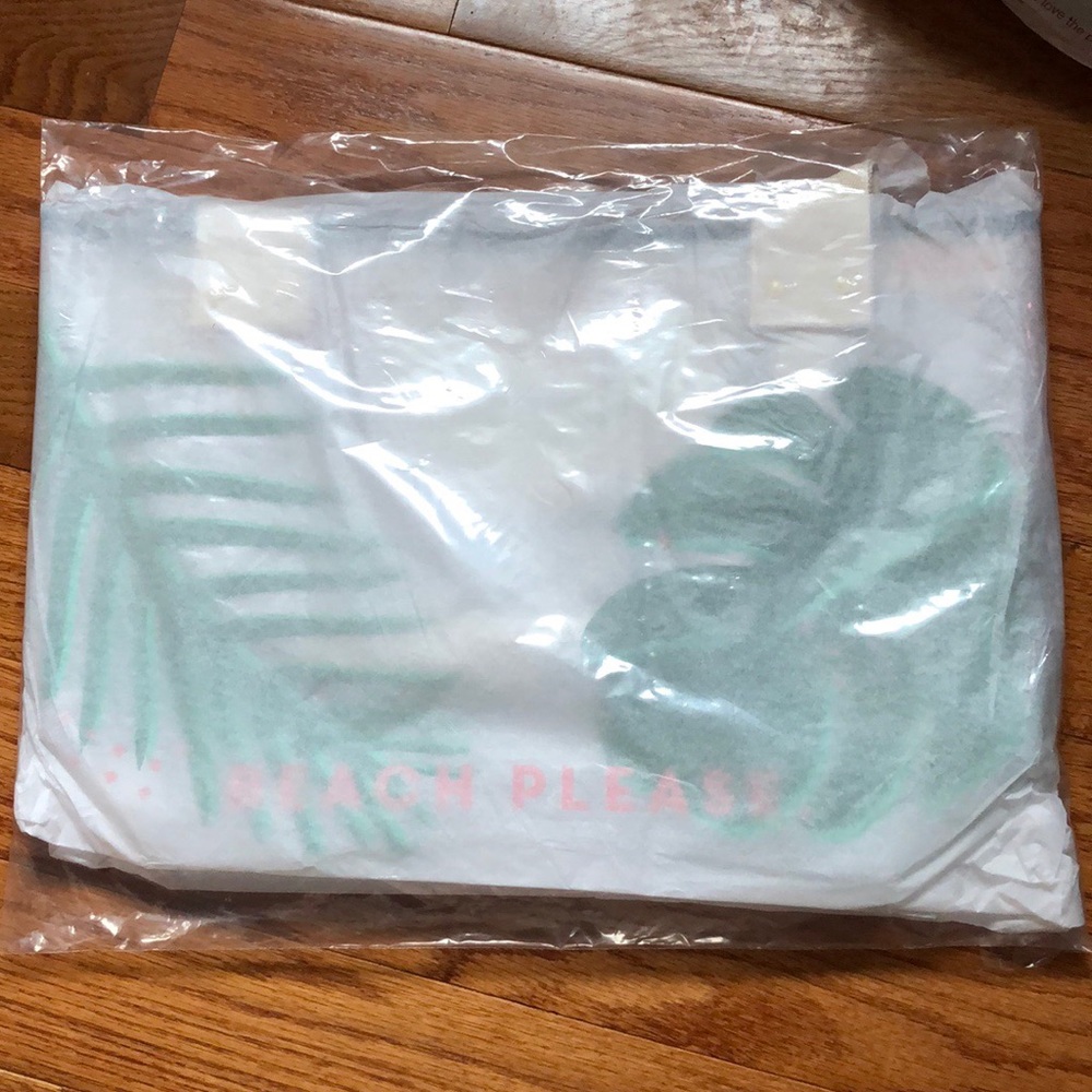 NWT Benefit 2019 Hoola tote - Picture 2 of 4